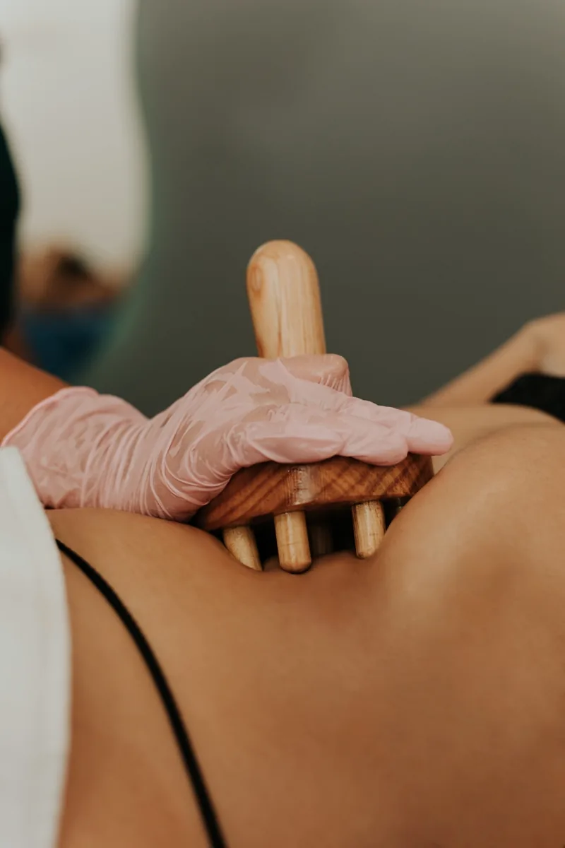 Aplicación de maderoterapia LymphoFlow® en abdomen