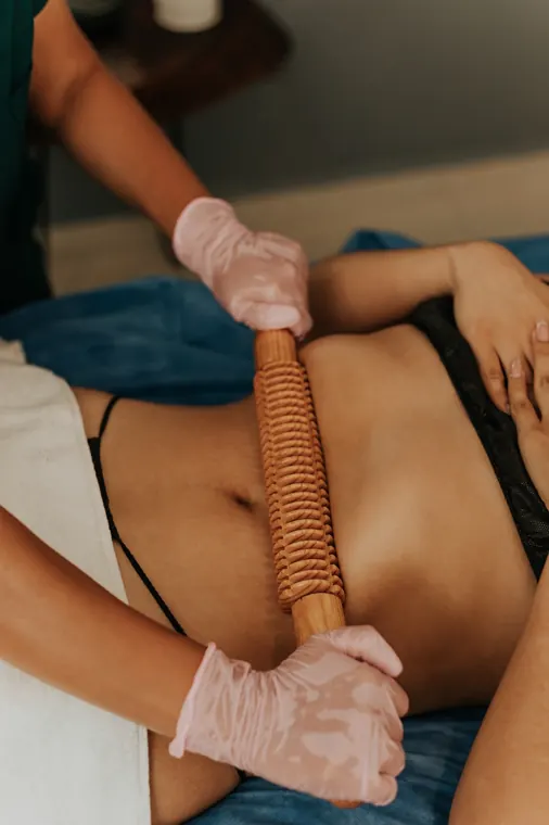 Maderoterapia en abdomen en cabina spa
