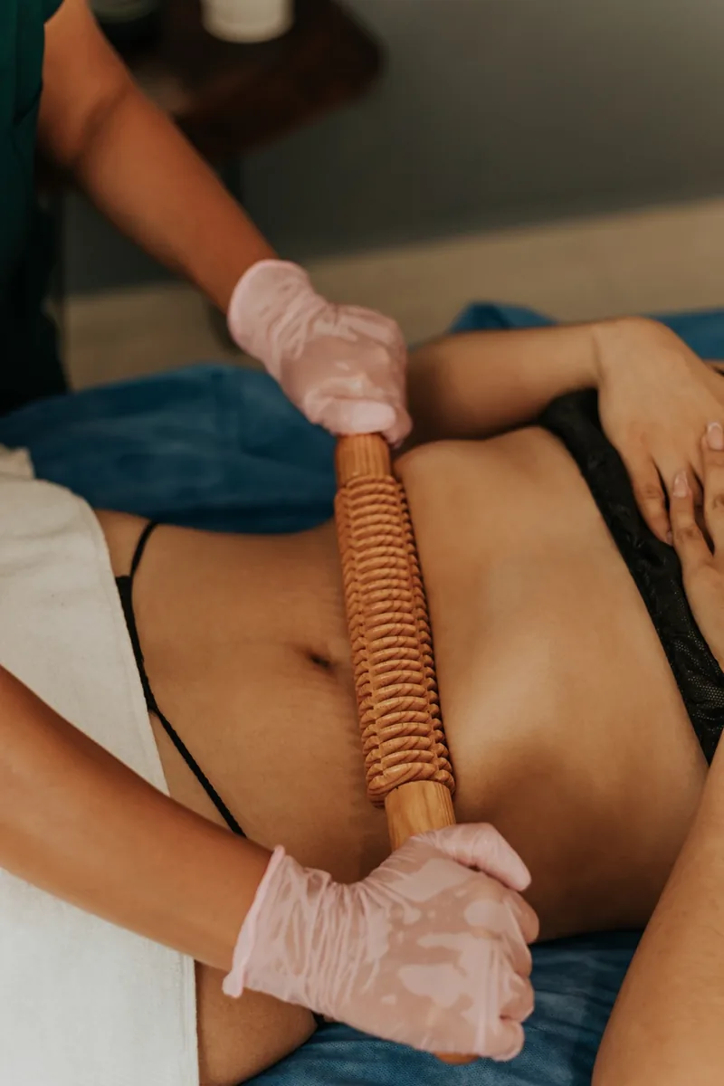 Aplicación de maderoterapia suave en spa